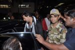 Akshay kumar snapped at the airport in Mumbai on 9th Nov 2012 (30).JPG